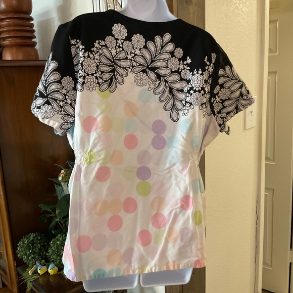 Scrubs Cherokee Monochrome Floral Blouse - Picture 2 of 6